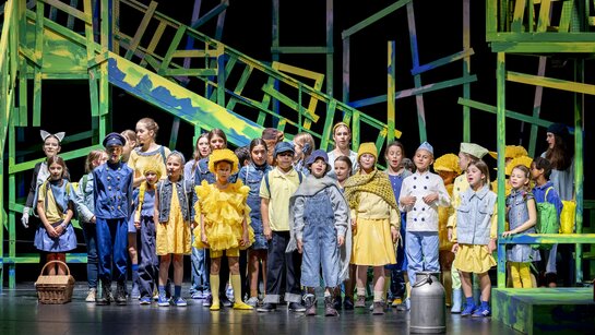 Chor (Pianissimos und Mezzofortissimos, Kinderchor des Tiroler Landestheaters), Katze (Helena Duringer), Polizist (Nala Profanter), Spatzen (Sarah Hegen), Aninka (Felicitas Kogler), Pepiček (Jakob Noggler), Milchmann (Clara Draxl)