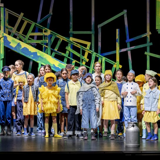 hor (Pianissimos und Mezzofortissimos, Kinderchor des Thiroler Landestheaters), Katze (Helena Duringer), Polizist (Nala Profanter), Spatzen (Sarah Hegen), Aninka (Felicitas Kogler), Pepiček (Jakob Noggler), Milchmann (Clara Draxl) | © Birgit Gufler