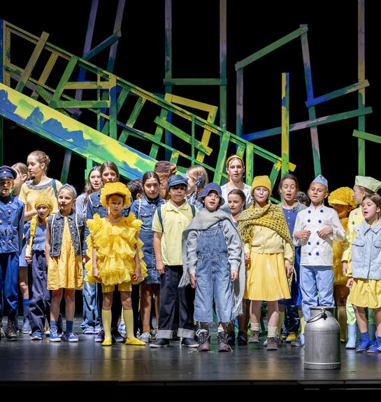 Chor (Pianissimos und Mezzofortissimos, Kinderchor des Tiroler Landestheaters), Katze (Helena Duringer), Polizist (Nala Profanter), Spatzen (Sarah Hegen), Aninka (Felicitas Kogler), Pepiček (Jakob Noggler), Milchmann (Clara Draxl)