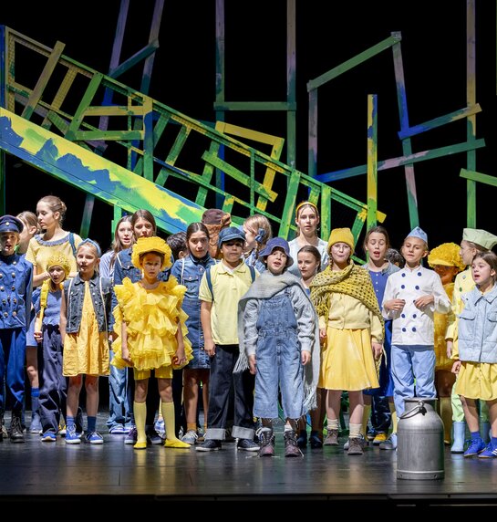Chor (Pianissimos und Mezzofortissimos, Kinderchor des Tiroler Landestheaters), Katze (Helena Duringer), Polizist (Nala Profanter), Spatzen (Sarah Hegen), Aninka (Felicitas Kogler), Pepiček (Jakob Noggler), Milchmann (Clara Draxl) | © Birgit Gufler