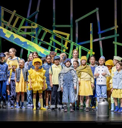 hor (Pianissimos und Mezzofortissimos, Kinderchor des Thiroler Landestheaters), Katze (Helena Duringer), Polizist (Nala Profanter), Spatzen (Sarah Hegen), Aninka (Felicitas Kogler), Pepiček (Jakob Noggler), Milchmann (Clara Draxl)
