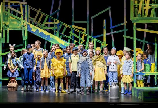 Chor (Pianissimos und Mezzofortissimos, Kinderchor des Tiroler Landestheaters), Katze (Helena Duringer), Polizist (Nala Profanter), Spatzen (Sarah Hegen), Aninka (Felicitas Kogler), Pepiček (Jakob Noggler), Milchmann (Clara Draxl)