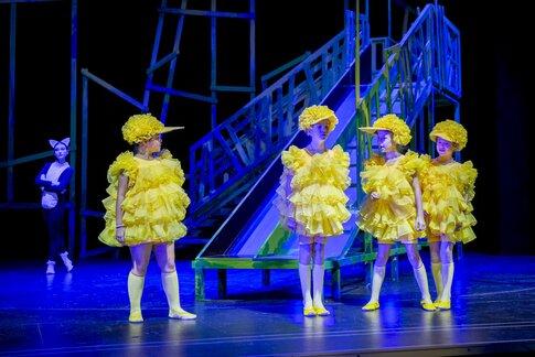 Katze (Helena Duringer), Spatzen (Wilma Gstrein, Ferdinand Leuprecht, Agnes Keil, Sarah Hegen)