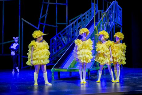 Katze (Helena Duringer), Spatzen (Wilma Gstrein, Ferdinand Leuprecht, Agnes Keil, Sarah Hegen)