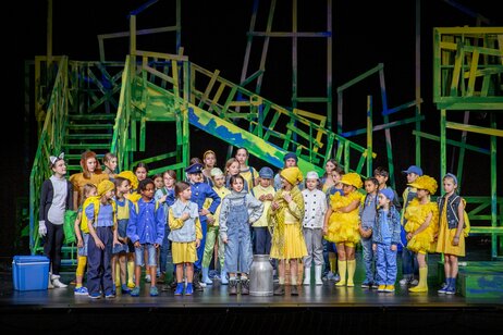 Chor (Pianissimos und Mezzofortissimos, Kinderchor des Thiroler Landestheaters), Katze (Helena Duringer), Hund (Liv Veneri), Polizist (Nala Profanter), Eismann (Neea Lille Zerlauth), Pepiček (Jakob Noggler), Aninka (Felicitas Kogler), Bäcker (Lena Stöckl), Spatzen (Wilma Gstrein,Sarah Hegen)