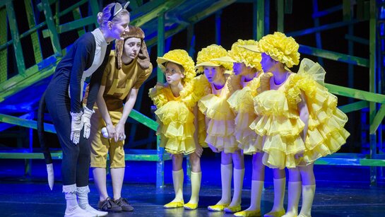Katze (Julia Sophie Wildauer), Hund (Laura Gutwenger), Spatzen (Sarah Hegen, Agnes Keil, Sophia Marth, Ferdinand Leuprecht)