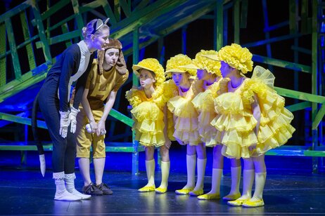 Katze (Julia Sophie Wildauer), Hund (Laura Gutwenger), Spatzen (Sarah Hegen, Agnes Keil, Sophia Marth, Ferdinand Leuprecht)