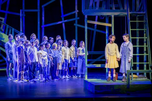 Chor (Pianissimos und Mezzofortissimos, Kinderchor des Thiroler Landestheaters), Aninka (Daphne Anyanwu-Weiskopf) und Pepiček (Jakob Noggler)