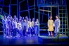 Chor (Pianissimos und Mezzofortissimos, Kinderchor des Thiroler Landestheaters), Aninka (Daphne Anyanwu-Weiskopf) und Pepiček (Jakob Noggler)
