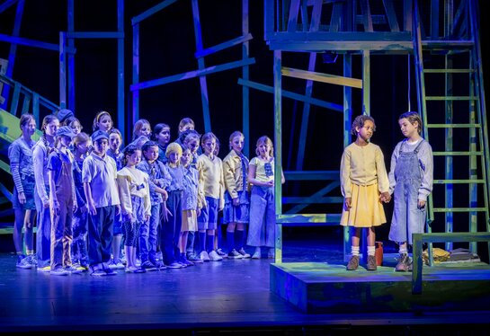 Chor (Pianissimos und Mezzofortissimos, Kinderchor des Thiroler Landestheaters), Aninka (Daphne Anyanwu-Weiskopf) und Pepiček (Jakob Noggler)