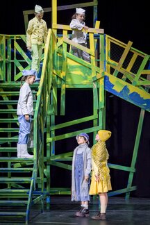 von links nach rechts: Milchmann (Clara Draxl), Eismann (Liliana Gillesberger), Bäcker (Lena Stöckl), Pepiček (Jakob Noggler), Aninka (Felicitas Kogler)