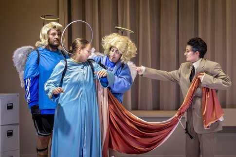Philipp Rudig als Engel Lux, Marion Reiser alsDer Heilige Petrus, Cansu Şîya Yıldız als Engel Pax, Daniela Bjelobradić als Professor F