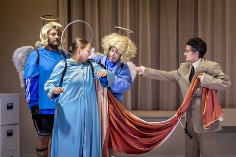 Philipp Rudig als Engel Lux, Marion Reiser alsDer Heilige Petrus, Cansu Şîya Yıldız als Engel Pax, Daniela Bjelobradić als Professor F