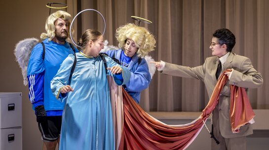 Philipp Rudig als Engel Lux, Marion Reiser alsDer Heilige Petrus, Cansu Şîya Yıldız als Engel Pax, Daniela Bjelobradić als Professor F