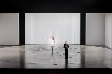 Marie Smolka (Tatjana) & Eleonore Bürcher (Sie) | © Birgit Gufler