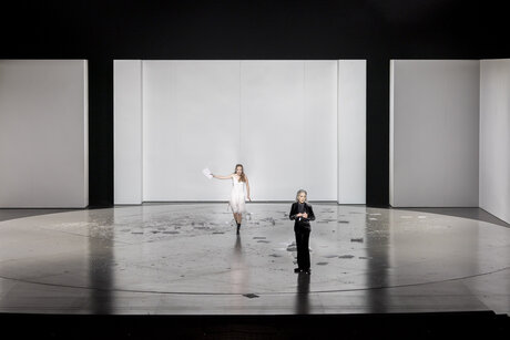 Marie Smolka (Tatjana) & Eleonore Bürcher (Sie) | © Birgit Gufler