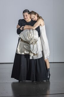 Fotini Athanasaki (Filipjewna), Marie Smolka (Tatjana)