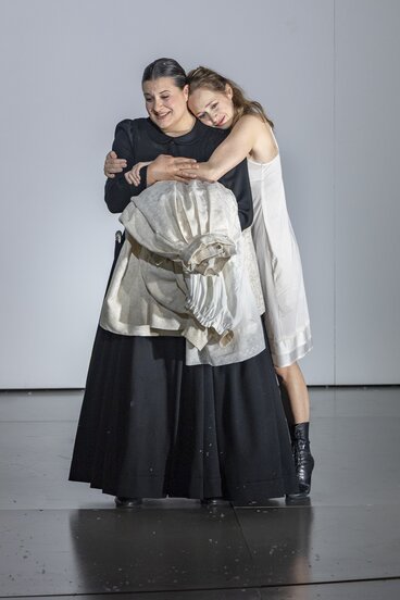 Fotini Athanasaki (Filipjewna), Marie Smolka (Tatjana)