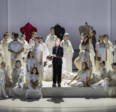 Bernarda Klinar (Olga), Eleonore Bürcher (Sie), Marie Smolka (Tatjana), Chor & Statisterie
