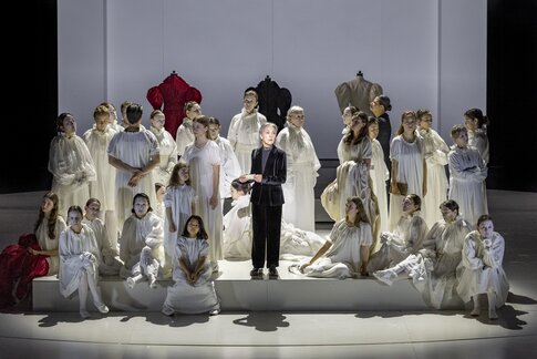 Bernarda Klinar (Olga), Eleonore Bürcher (Sie), Marie Smolka (Tatjana), Chor & Statisterie