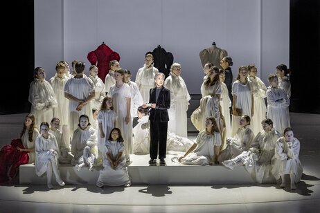 Bernarda Klinar (Olga), Eleonore Bürcher (Sie), Marie Smolka (Tatjana), Chor & Statisterie | © Birgit Gufler