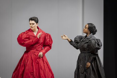 Bernarda Klinar (Olga) & Abongile Fumba (Larina) | © Birgit Gufler