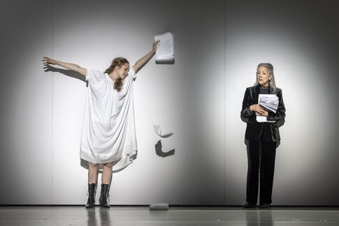 Marie Smolka (Tatjana) & Eleonore Bürcher (Sie)