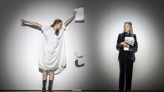 Marie Smolka (Tatjana) & Eleonore Bürcher (Sie)