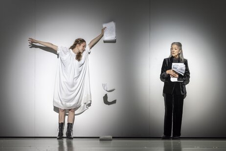Marie Smolka (Tatjana) & Eleonore Bürcher (Sie) | © Birgit Gufler