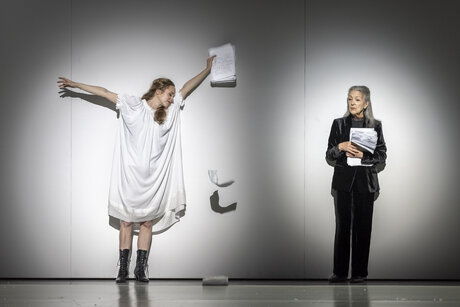 Marie Smolka (Tatjana) & Eleonore Bürcher (Sie) | © Birgit Gufler