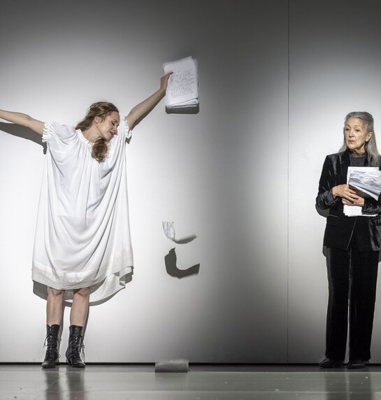 Marie Smolka (Tatjana) & Eleonore Bürcher (Sie) | © Birgit Gufler