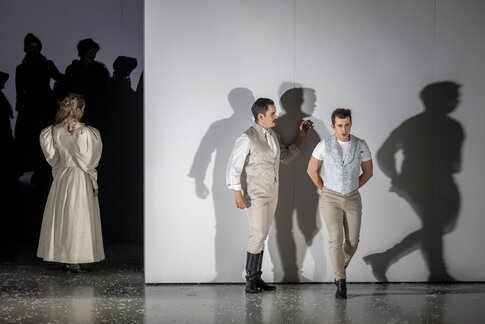 Chor, Marie Smolka (Tatjana), Jacob Phillips (Onegin) & Alexander Fedorov (Lenski)