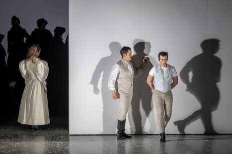 Chor, Marie Smolka (Tatjana), Jacob Phillips (Onegin) & Alexander Fedorov (Lenski) | © Birgit Gufler