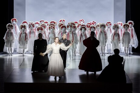 Fotini Athanaski (Filipjewna, im Schatten), Marie Smolka (Tatjana), Eleonore Bürcher (Sie), Bernarda Klinar (Olga, im Schatten), Abongile Fumba (Larina) & Chor | © Birgit Gufler