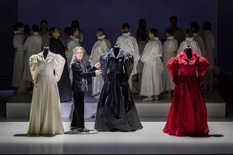 Fotini Athanasaki (Filipjewna), Eleonore Bürcher (Sie), Chor & Statisterie | © Birgit Gufler