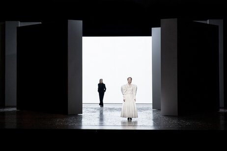 Eleonore Bürcher (Sie) & Marie Smolka (Tatjana)