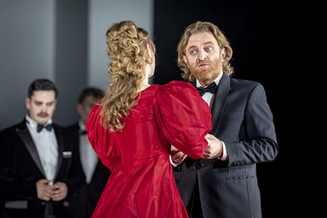 Jacob Phillips (Onegin), Marie Smolka (Tatjana), Johannes Maria Wimmer (Gremin) & Chor | © Birgit Gufler