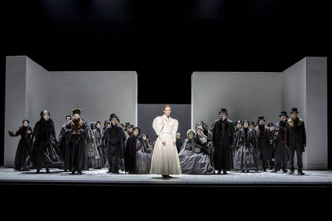 Marie Smolka (Tatjana) & Chor