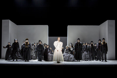 Marie Smolka (Tatjana) & Chor | © Birgit Gufler