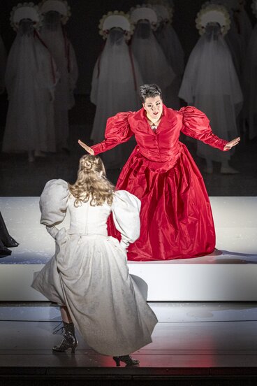 Marie Smolka (Tatjana), Bernarda Klinar (Olga) & Chor | © Birgit Gufler