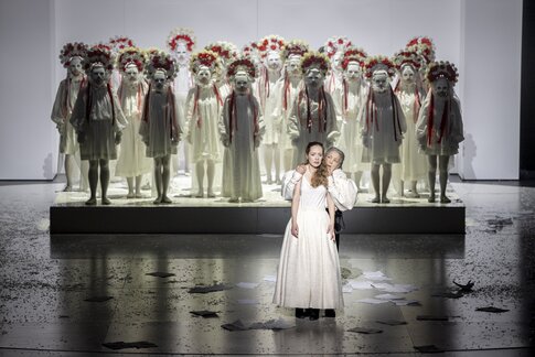 Marie Smolka (Tatjana), Eleonore Bürcher (Sie) & Chor