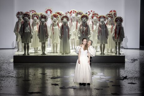 Marie Smolka (Tatjana), Eleonore Bürcher (Sie) & Chor | © Birgit Gufler
