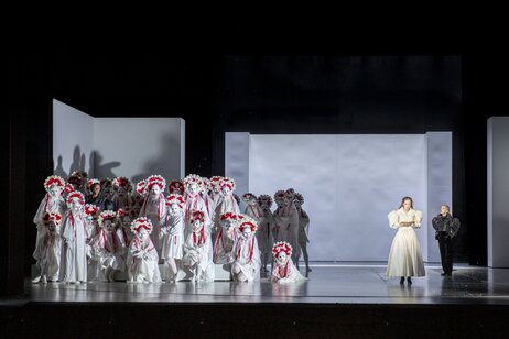 Abongile Fumba (Larina), Marie Smolka (Tatjana), Eleonore Bürcher (Sie) & Chor | © Birgit Gufler