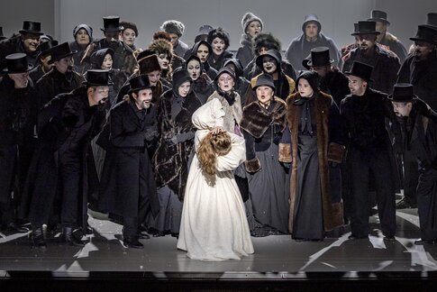Marie Smolka (Tatjana) & Chor