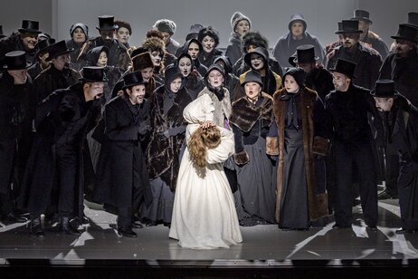 Marie Smolka (Tatjana) & Chor | © Birgit Gufler