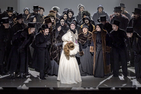 Marie Smolka (Tatjana) & Chor | © Birgit Gufler