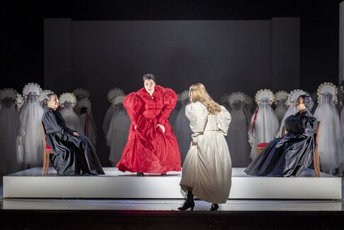 Fotini Athanasaki (Filipjewna), Bernarda Klinar (Olga), Marie Smolka (Tatjana), Abongile Fumba (Larina) & Chor