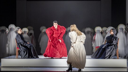 Fotini Athanasaki (Filipjewna), Bernarda Klinar (Olga), Marie Smolka (Tatjana), Abongile Fumba (Larina) & Chor
