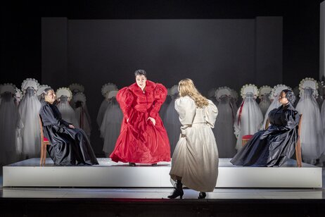 Fotini Athanasaki (Filipjewna), Bernarda Klinar (Olga), Marie Smolka (Tatjana), Abongile Fumba (Larina) & Chor