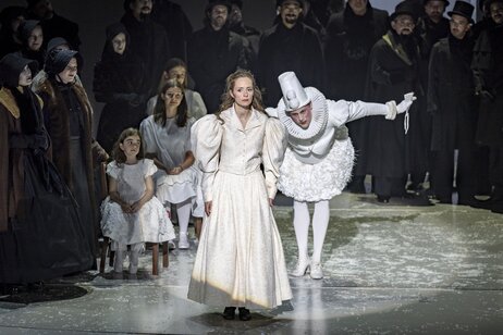 Marie Smolka (Tatjana), Florian Stern (Triquet), Chor & Statisterie | © Birgit Gufler